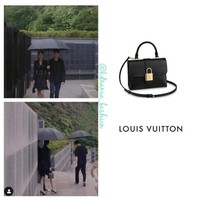 Dan kemewahan berikutnya dari gaya Seo Ye Ji hanya untuk satu adegan di episode 13 Its Okay To Not Be Okay adalah tas hitam ukuran kecil yang dipakainya. Tas dari brand Louis Vuitton itu merupakan seri Locky BB Bag seharga Rp 31 jutaan. Foto: dok. tvN, Instagram @kdrama_fashion