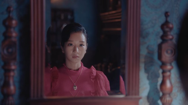 Pada episode 14 Its Okay To Not Be Okay, kemewahan kembali ditampilkan Seo Ye Ji untuk satu adegan. Kali ini pemeran kekasih Kim Soo Hyun itu memakai gaun merah dari brand Alexander McQueen yang harganya mencapai Rp 90 juta. Dan dia melengkapi penampilannya dengan aksesori kalung, cincin dan anting Bulgari seri Serpenti. Total dari perhiasan Bulgari yang dipakainya itu mencapai Rp 500 jutaan. Foto: dok. tvN