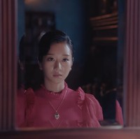 Pada episode 14 Its Okay To Not Be Okay, kemewahan kembali ditampilkan Seo Ye Ji untuk satu adegan. Kali ini pemeran kekasih Kim Soo Hyun itu memakai gaun merah dari brand Alexander McQueen yang harganya mencapai Rp 90 juta. Dan dia melengkapi penampilannya dengan aksesori kalung, cincin dan anting Bulgari seri Serpenti. Total dari perhiasan Bulgari yang dipakainya itu mencapai Rp 500 jutaan. Foto: dok. tvN
