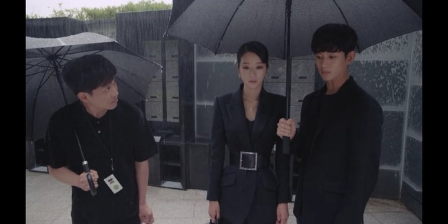 Di balik penampilan Seo Ye Ji yang terlihat simple elegan ini ada harga yang totalnya mencapai miliaran rupiah. Untuk baju yang dikenaknnya, Seo Ye Ji mengenakan rok, blzer dan belt dari brand Alexander McQueen. Total busana dan aksesori Alexander McQueen yang dipakai sang aktris mencapai Rp 62 jutaan. Foto: dok. tvN