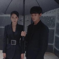 Di balik penampilan Seo Ye Ji yang terlihat simple elegan ini ada harga yang totalnya mencapai miliaran rupiah. Untuk baju yang dikenaknnya, Seo Ye Ji mengenakan rok, blzer dan belt dari brand Alexander McQueen. Total busana dan aksesori Alexander McQueen yang dipakai sang aktris mencapai Rp 62 jutaan. Foto: dok. tvN