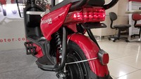 Kedua sepeda listrik ini dilengkapi lampu keselamatan berupa lampu depan dan lampu stop model LED. Foto: Viar