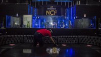 Petugas juga mulai membersihkan salah satu ruangan saat simulasi pembukaan tempat hiburan di F3X Executive Club, Bandung, Jawa Barat, Jumat (3/7/2020). ANTARA FOTO/M Agung Rajasa