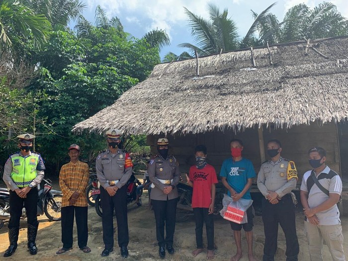 Siswa SMP di Siak dapat bantuan HP gratis (dok. Istimewa)