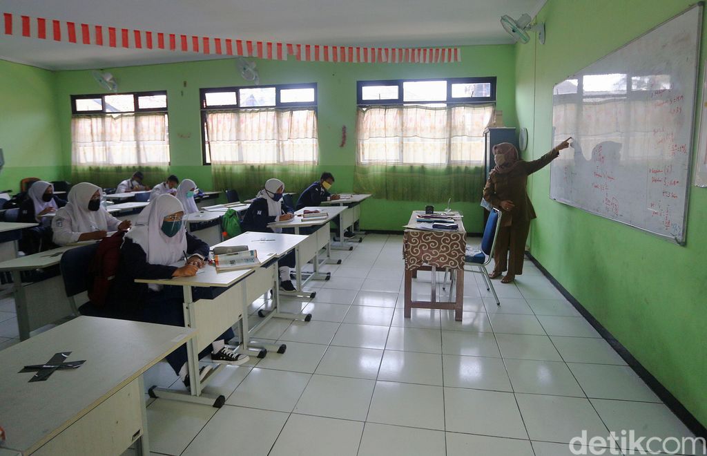 Siswa Siswi mengikuti simulasi sekolah percontohan pembelajaran tatap muka di SMP Negeri 2 Bekasi, Jawa Barat, Senin (3/8/2020). Pelaksanaan ini dilaksanakan mulai hari ini hingga 28 Agustus 2020. Siswa yang yang mengikuti pelajaran tatap muka hari ini 18 anak perkelas.  setiap kelas 7, 8 dan 9 diwakili 1 kelas yang bergantian setiap harinya.