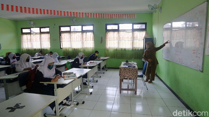 SMP 2 Bekasi Gelar Simulasi Pembejaran Tatap Muka Siswa Siswi mengikuti simulasi sekolah percontohan pembelajaran tatap muka di SMP Negeri 2 Bekasi, Jawa Barat, Senin (3/8/2020). Pelaksanaan ini dilaksanakan mulai hari ini hingga 28 Agustus 2020. Siswa yang yang mengikuti pelajaran tatap muka hari ini 18 anak perkelas. setiap kelas 7, 8 dan 9 diwakili 1 kelas yang bergantian setiap harinya.