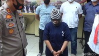 Kapolres Kendal, AKBP Ali Wardana mengatakan  pelaku merupakan teman akrab Titik. Namun, belakangan dia mengaku punya dendam terhadap Titik sehingga melampiaskannya dengan memesan paket barang ke Titik.