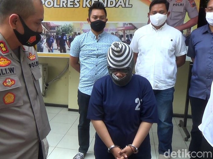Polisi menangkap pelaku teror paket parabola hingga pisang satu truk ke Titik (20) gadis asal Kendal, Jawa Tengah. Pelaku tak lain merupakan teman dekat Titik.
