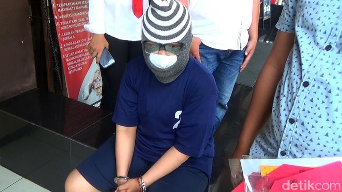 Sosok Pelaku Teror Paket Parabola-Pisang 1 Truk ke Mbak Titik Polisi menangkap pelaku teror paket parabola hingga pisang satu truk ke Titik (20) gadis asal Kendal, Jawa Tengah. Pelaku tak lain merupakan teman dekat Titik.