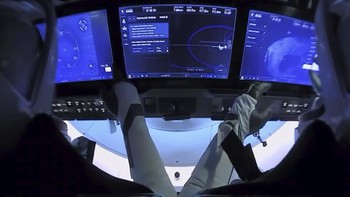 Untuk mencapai Bumi, astronaut NASA Bob Behnken dan Doug Hurley harus menempuh perjalanan selama 19 jam. Foto: NASA via AP