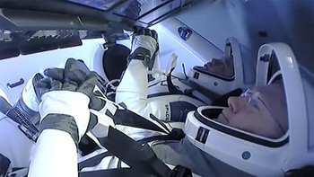 Behnken dan Hurley pulang setelah menghabiskan dua bulan di ISS melakukan sejumlah eksperimen dan menguji coba kapsul Crew Dragon. Foto: NASA via AP