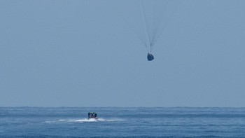 Pukul 14.32, kapsul memasuki atmosfer dengan kecepatan 17.500 mph (28.000 kph). Ini menimbulkan pemanasan hebat mencapai 1.927 derajat Celcius. Foto: NASA/Bill Ingalls
