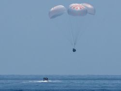 Detik-detik Astronaut NASA Mendarat di Bumi dengan Kapsul SpaceX