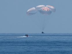 Detik-detik Astronaut NASA Mendarat di Bumi dengan Kapsul SpaceX