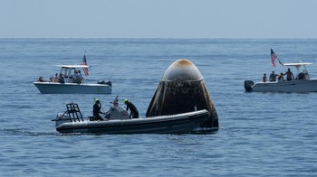 Tepat pada hari Minggu, 2 Agustus pukul 14.48 waktu setempat kapsul Crew Dragon mendarat mulus di air. Kedatangannya ternyata disambut banyak kapal pribadi mengelilingi lokasi pendaratan untuk menyaksikan momen mendebarkan itu. Foto: NASA/Bill Ingalls