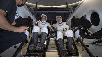 Bob Behnken dan Doug Hurley di dalam kapsul Crew Dragon yang telah diangkut oleh kapal GO Navigator. Foto: NASA/Bill Ingalls