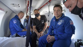 Behnken dan Hurley menunggu di helikopter di Naval Air Station Pensacola. Setelah dievakuasi, Hurley dan Behnken langsung melakukan perekaman medis sebelum dibawa ke daratan. Foto: NASA/Bill Ingalls