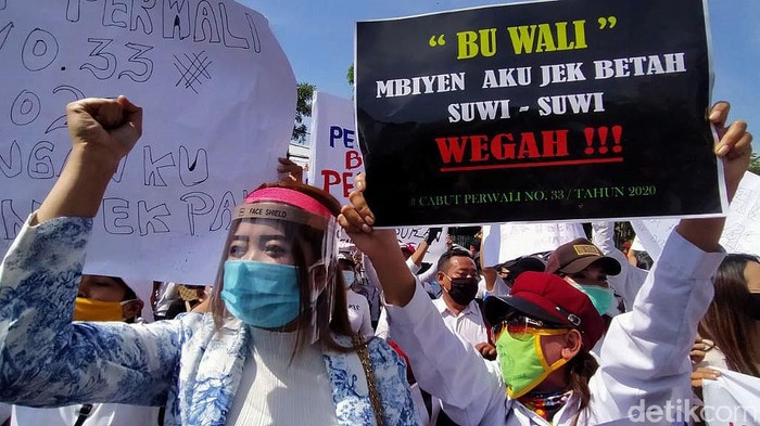 Para pekerja seni dan hiburan malam menggelar demo menuntut revisi Perwali No 33 Tahun 2020 terkait jam malam di Balai Kota Surabaya, Senin (3/8/2020).