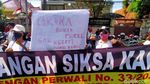 Spanduk dan Poster Jeritan Pekerja Malam di Surabaya