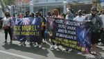Spanduk dan Poster Jeritan Pekerja Malam di Surabaya