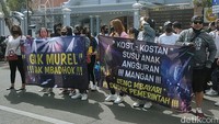 Beragam spanduk dan poster dibentangkan di depan Balai Kota Surabaya.