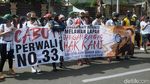 Spanduk dan Poster Jeritan Pekerja Malam di Surabaya