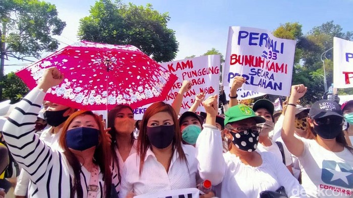 Para pekerja seni dan hiburan malam menggelar demo menuntut revisi Perwali No 33 Tahun 2020 terkait jam malam di Balai Kota Surabaya, Senin (3/8/2020).