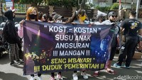 Para pekerja seni dan hiburan malam menggelar demo di depan Balai Kota Surabaya, Jalan Sedap Malam, Senin (3/8/2020).