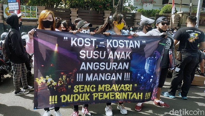 Spanduk dan Poster Jeritan Pekerja Malam di Surabaya Para pekerja seni dan hiburan malam menggelar demo menuntut revisi Perwali No 33 Tahun 2020 terkait jam malam di Balai Kota Surabaya, Senin (3/8/2020).