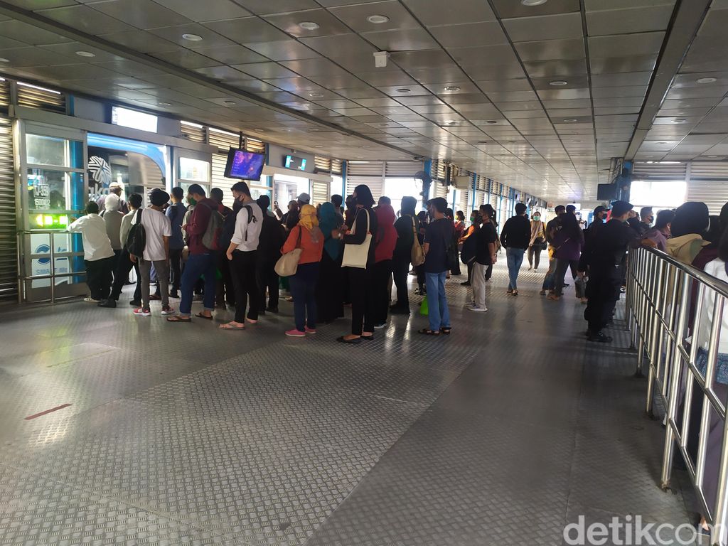 Suasana Halte Transjakarta Harmoni, 3 Agustus 2020. (Luqman NA/detikcom)