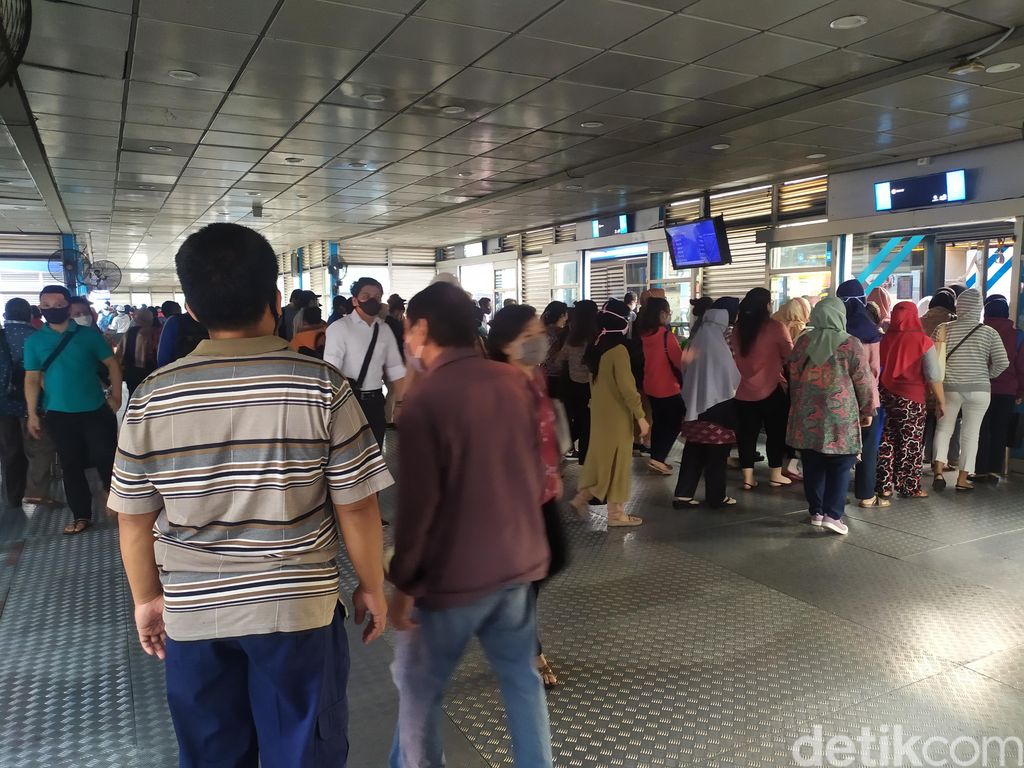 Suasana Halte Transjakarta Harmoni, 3 Agustus 2020. (Luqman NA/detikcom)
