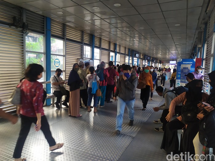 Suasana Halte Transjakarta Harmoni, 3 Agustus 2020. (Luqman NA/detikcom)
