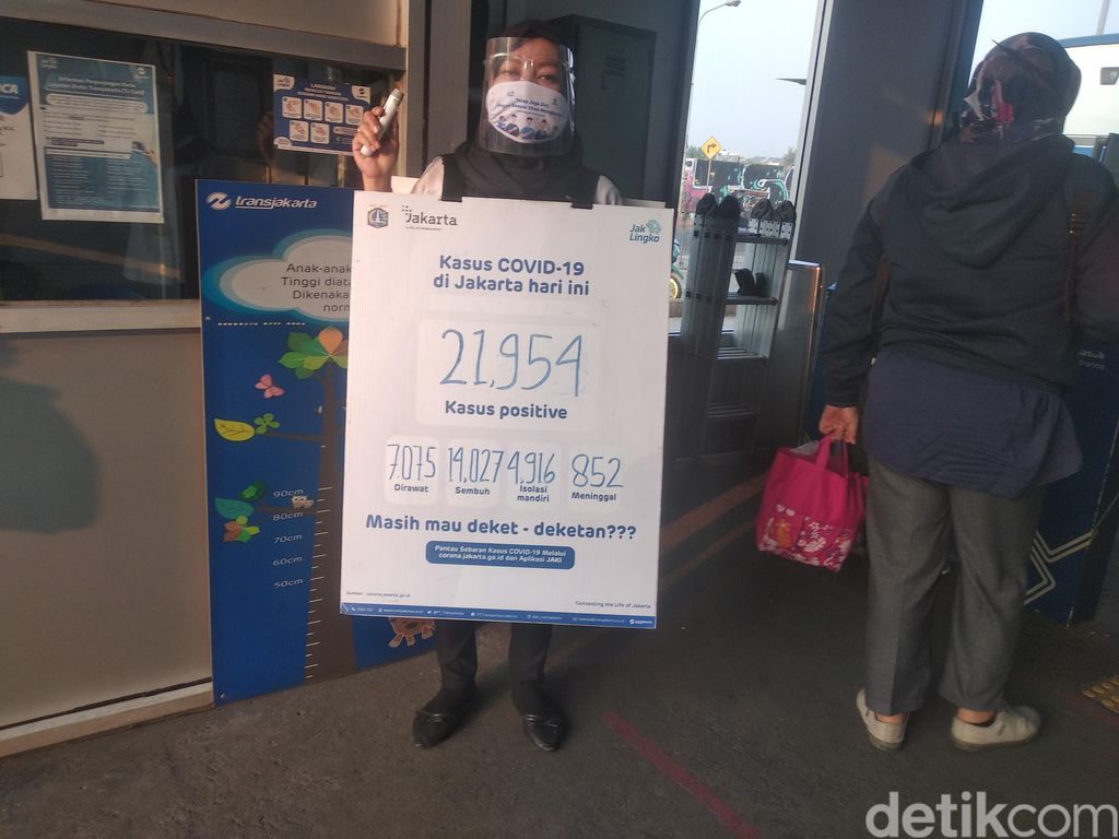 Suasana halte Transjakarta Puri Beta 2 Ciledug, 3 Agustus 2020. (Jehan Nurhakim/detikcom)