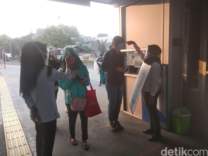 Suasana halte Transjakarta Puri Beta 2 Ciledug, 3 Agustus 2020. (Jehan Nurhakim/detikcom)