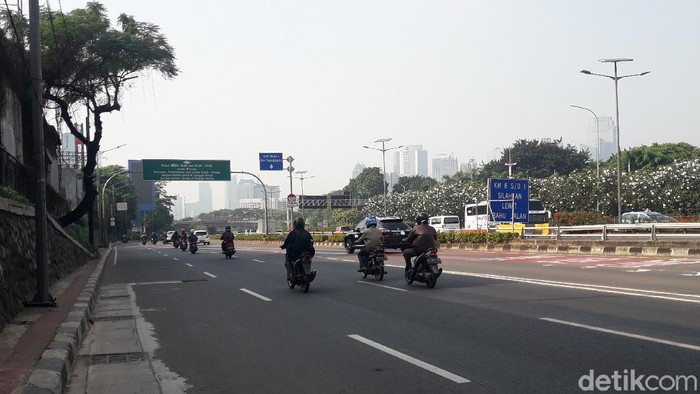 Suasana Jalan Gatot Subroto, di hari pertama pemberlakuan ganjil genap
