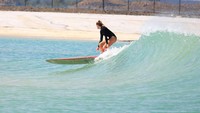 Tak hanya mirip dengan laut, ombak di kolam renang ini juga bergelombang secara konsisten dan sesuai permintaan. (Surf Lakes)