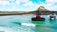 Inilah kesenangan yang ditawarkan oleh Surf Lakes di Queensland, Australia. Kolam renang ini didesain 360 derajat yang unik dengan meniru persis gelombang sempurna seperti di laut. Dan juga suasana kolam dibuat sangat menyerupai pantai dan sekitarnya. (Surf Lakes)