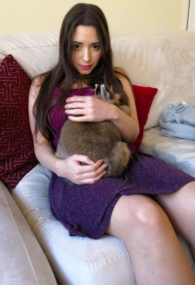 Anita pertama kali menceritakan pengalaman mengerikannya itu di akun Twitter pribadinya pada bulan November. Saat itu dirinya mengaku sedih karena merasa kurang mendapat perlindungan dari pihak kepolisian setempat. Anita juga sempat mengunggah komentar dari pria yang menguntitnya di Twitter. Komentar tersebut mengatakan,Aku akan segera membunuhmu. Tidak dengan pisau aku yang saya miliki kemarin. Tidak, aku akan membawa sesuatu yang spesial untukmu. Foto: Twitter @Tweet4nita