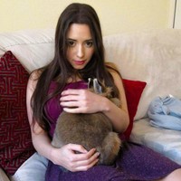 Anita pertama kali menceritakan pengalaman mengerikannya itu di akun Twitter pribadinya pada bulan November. Saat itu dirinya mengaku sedih karena merasa kurang mendapat perlindungan dari pihak kepolisian setempat. Anita juga sempat mengunggah komentar dari pria yang menguntitnya di Twitter. Komentar tersebut mengatakan,Aku akan segera membunuhmu. Tidak dengan pisau aku yang saya miliki kemarin. Tidak, aku akan membawa sesuatu yang spesial untukmu. Foto: Twitter @Tweet4nita