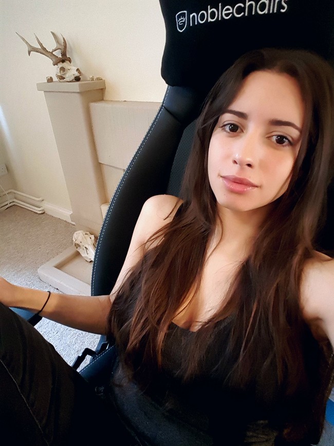 Anita yang berusia 30 tahun itu mengatakan bahwa penguntitnya itu selalu menunggunya di luar rumah dan mengikuti dirinya pergi ke tempat perbelanjaan. Tak sampai di situ saja, pria itu juga menunggu Anita dari luar sampai Anita selesai berbelanja. Foto: Twitter @Tweet4nita