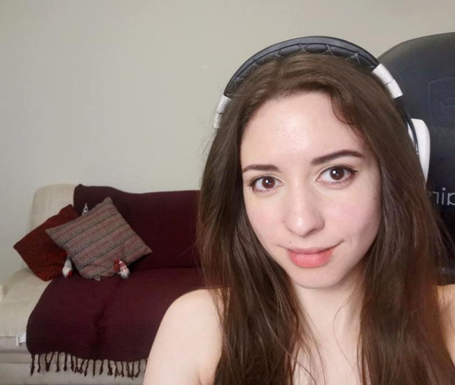 Seorang wanita yang merupakan influencer di Twitch, sebuah situs layanan video yang memungkinkan penggunanya mengunggah, melakukan live streaming, serta gameplay melalui konsol Xbox dan PS 4, mengaku tengah memiliki masalah dengan penguntit yang selalu membuatnya merasa terancam selama berbulan-bulan. Foto: Twitter @Tweet4nita