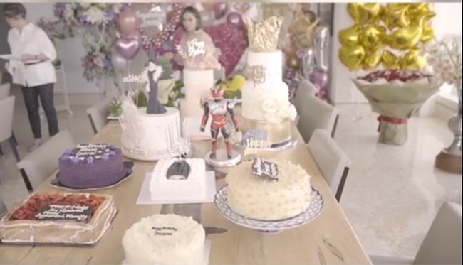 Syahrini dibanjiri berbagai kue ulang tahun di hari jadinya yang ke-38. Salah satu kue ulang tahunnya ada yang bergambar wajahnya dengan rambut anti badainya yang khas. Foto: Instagram