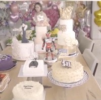 Syahrini dibanjiri berbagai kue ulang tahun di hari jadinya yang ke-38. Salah satu kue ulang tahunnya ada yang bergambar wajahnya dengan rambut anti badainya yang khas. Foto: Instagram