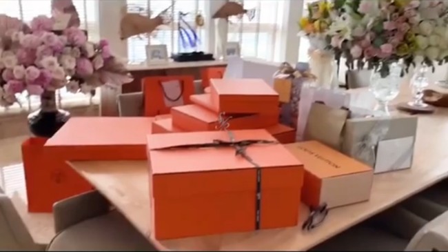 Inilah deretan kado yang dikemas dalam kotak oranye merek Hermes yang diterima Syahrini di hari ulang tahunnya. Selain Hermes, Syahrini juga mendapat kado merek Louis Vuitton dan Bottega Veneta dari para teman dan kerabatnya. Foto: Instagram