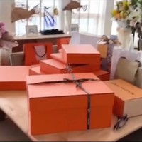 Inilah deretan kado yang dikemas dalam kotak oranye merek Hermes yang diterima Syahrini di hari ulang tahunnya. Selain Hermes, Syahrini juga mendapat kado merek Louis Vuitton dan Bottega Veneta dari para teman dan kerabatnya. Foto: Instagram