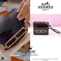 Salah satu kado ulang tahun paling fantastis yang diterima Syahrini di hari ulang tahunnya 1 Agustus 2020 kemarin adalah sebuah tas Hermes ukuran kecil seri Noir Shiny Crocodile GHW Roulis Mini. Menurut akun Instagram @fashion_syahrini, harga tas berwarna hitam ukuran kecil itu mencapai Rp 320 juta. Foto: Dok. Instagram @fashionsyahrini.