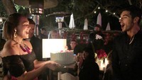 Saat ulang tahun, Taylor diberi kejutan berupa kue ulang tahun oleh teman-temannya. Dalam foto, aktor tampan ini tampak terkejut saat temannya memberikan kue lengkap dengan lilin ulang tahun. Foto: Instagram @taylorzakharperez