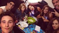 Menikmati popcorn bersama dengan teman-teman, Taylor berswafoto bersama. Tampilannya semakin tampan dengan kacamata yang dipakai. Foto: Instagram @taylorzakharperez