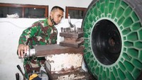 Dijelaskan Perwira Teknis 2 Poltekad, Letda Arm Farid Hendro, pengembangan teknologi ban tanpa udara sangat dibutuhkan oleh militer, khususnya matra darat. Foto: Dok. Poltekad Kodiklat TNI AD