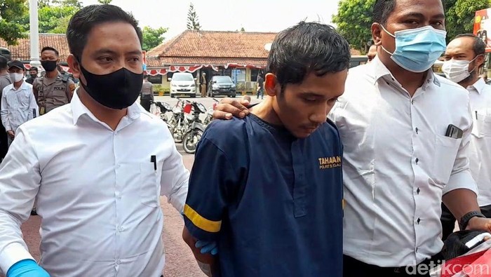 Pelaku pembunuhan terhadap pasutri di Tegal mengungkap latar belakang terjadinya pembunuhan itu. Alasan pembunuhan itu karena sakit hati sering direndahkan.